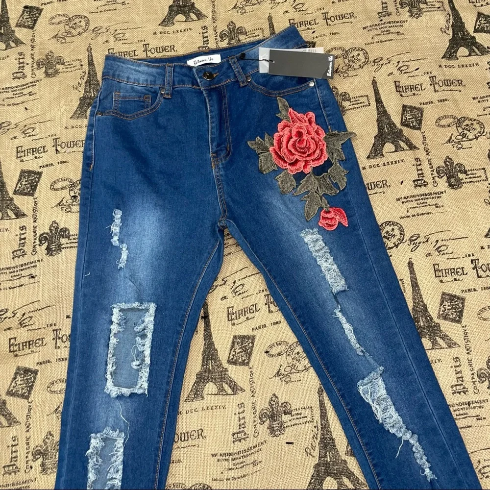 Between Us NWT! Denim High Rise Distressed Floral Embroidered Skinny Jean - Picture 5 of 13